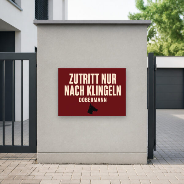 KI-generiertes Anwendungsbeispiel: Dobermann Schild „Warnung! Zutritt nur nach Klingeln.“ an einer hellen Wand montiert.