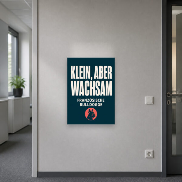 KI-generiertes Anwendungsbeispiel: Hundeschild Französische Bulldogge „Klein, wachsam, zuhause.“ am passenden Einsatzort mit gut sichtbarem Motiv und klarer Beschriftung.
