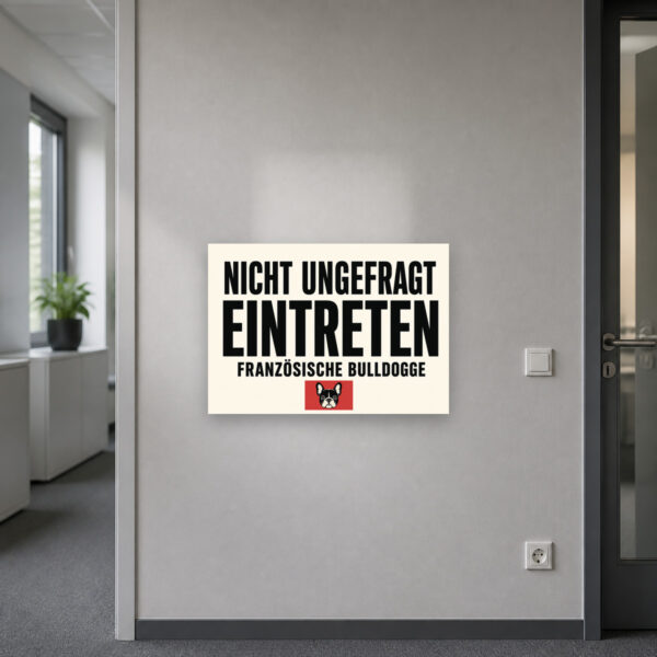 KI-generiertes Anwendungsbeispiel: Hundeschild Französische Bulldogge mit Text „Bitte nicht ungefragt eintreten.“ an heller Wand.