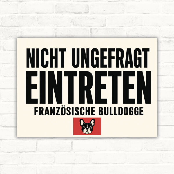 Hundeschild mit Französischer Bulldogge hinter Tor und Text „Achtung! Bitte nicht ungefragt eintreten.“ im Querformat.