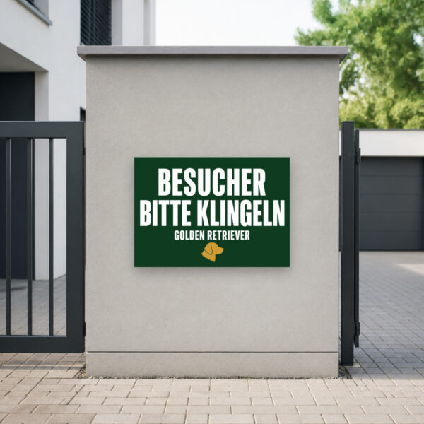 KI-generiertes Anwendungsbeispiel: Hundeschild „Besucher bitte kurz klingeln.“ mit Golden Retriever an einer Haustür.