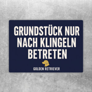 Aufkleber mit Golden Retriever hinter Tor und Text Warnung Grundstück nur nach Klingeln betreten in Bordeaux und Beige.