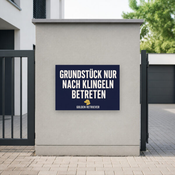 KI-generiertes Anwendungsbeispiel: Hundeschild Warnung Grundstück nur nach Klingeln betreten Golden Retriever am passenden Einsatzort mit gut sichtbarem Motiv und klarer Beschriftung.