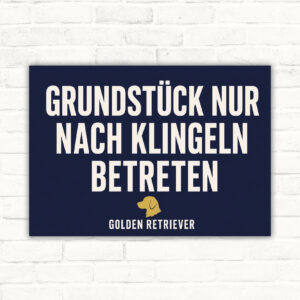 Hundeschild mit Golden Retriever am Tor und Text „Warnung! Grundstück nur nach Klingeln betreten.“ im Querformat.