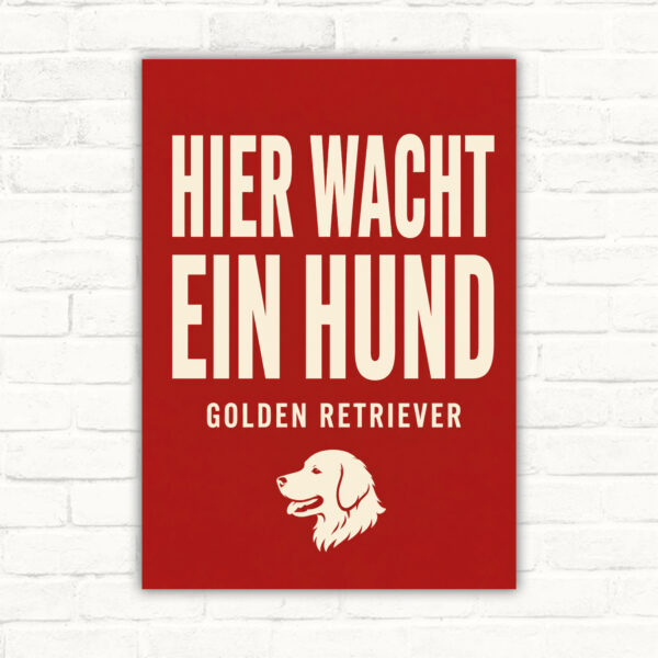 Hundeschild mit Golden Retriever am Gartentor und Text „Vorsicht! Hier wacht ein Hund.“ als bedrucktes Warnschild.