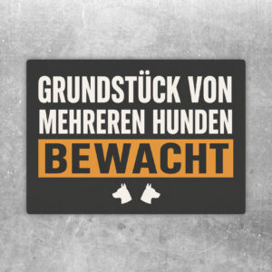 Aufkleber mit rotem Vorsicht-Text und Hinweis Grundstück wird von mehreren Hunden bewacht, drei Hunde hinter Zaun.