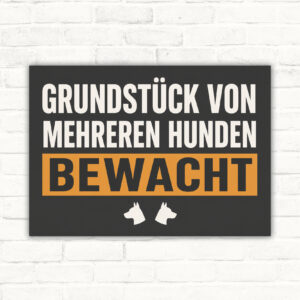 Hundeschild mit Wortlaut „Vorsicht! Grundstück wird von mehreren Hunden bewacht.“ und drei Hunden am Zaun.