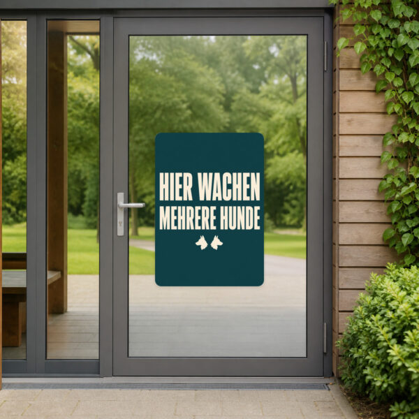 KI-generiertes Anwendungsbeispiel: Aufkleber „Achtung! Hier wachen mehrere Hunde“ an einer glatten Torfläche.