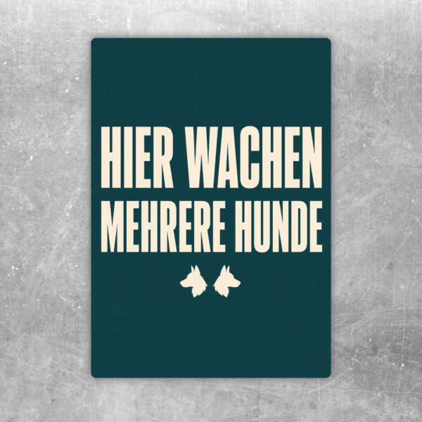 Aufkleber mit rotem Achtung-Schriftzug, drei wachsamen Hunden und Text „Hier wachen mehrere Hunde“.
