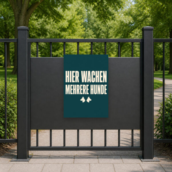 KI-generiertes Anwendungsbeispiel: Hundeschild „Achtung! Hier wachen mehrere Hunde“ sichtbar an einer Wand montiert.