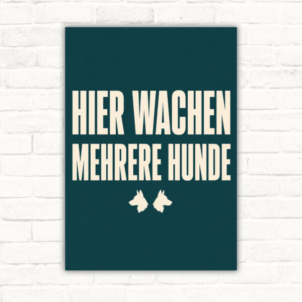 Hundeschild mit Text „Achtung! Hier wachen mehrere Hunde“, drei Hunde hinter Zaun als Warnschild für Grundstücke.