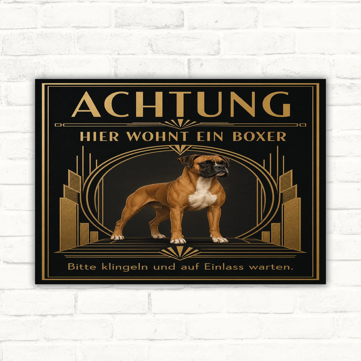 Boxer Schild mit Wortlaut „Achtung hier wohnt ein Boxer“ im schwarzen Art-Déco-Design mit goldenen Linien.