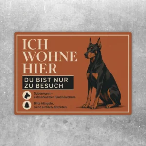 Querformatiger Dobermann Aufkleber mit Text Ich wohne hier und Du bist nur zu Besuch in Braun, Schwarz und Creme.