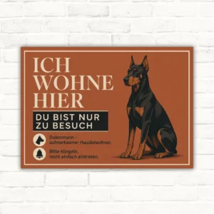 Dobermann Hundeschild mit dem Text „Ich wohne hier – du bist nur zu Besuch“ im Querformat für den Eingangsbereich.