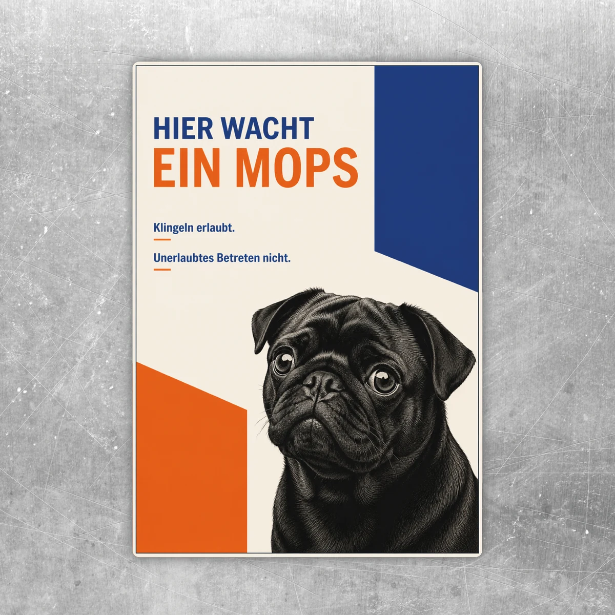 Mops Aufkleber mit Text Hier wacht ein Mops, cremefarbenem Hintergrund, orange-blauen Flächen und schwarzem Hundeporträt.