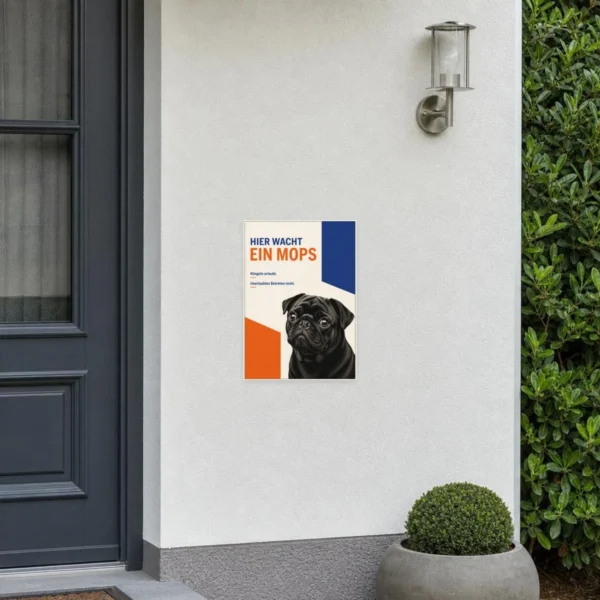 KI-generiertes Anwendungsbeispiel: Mops Aufkleber Hier wacht ein Mops auf glatter Fläche im Eingangsbereich.