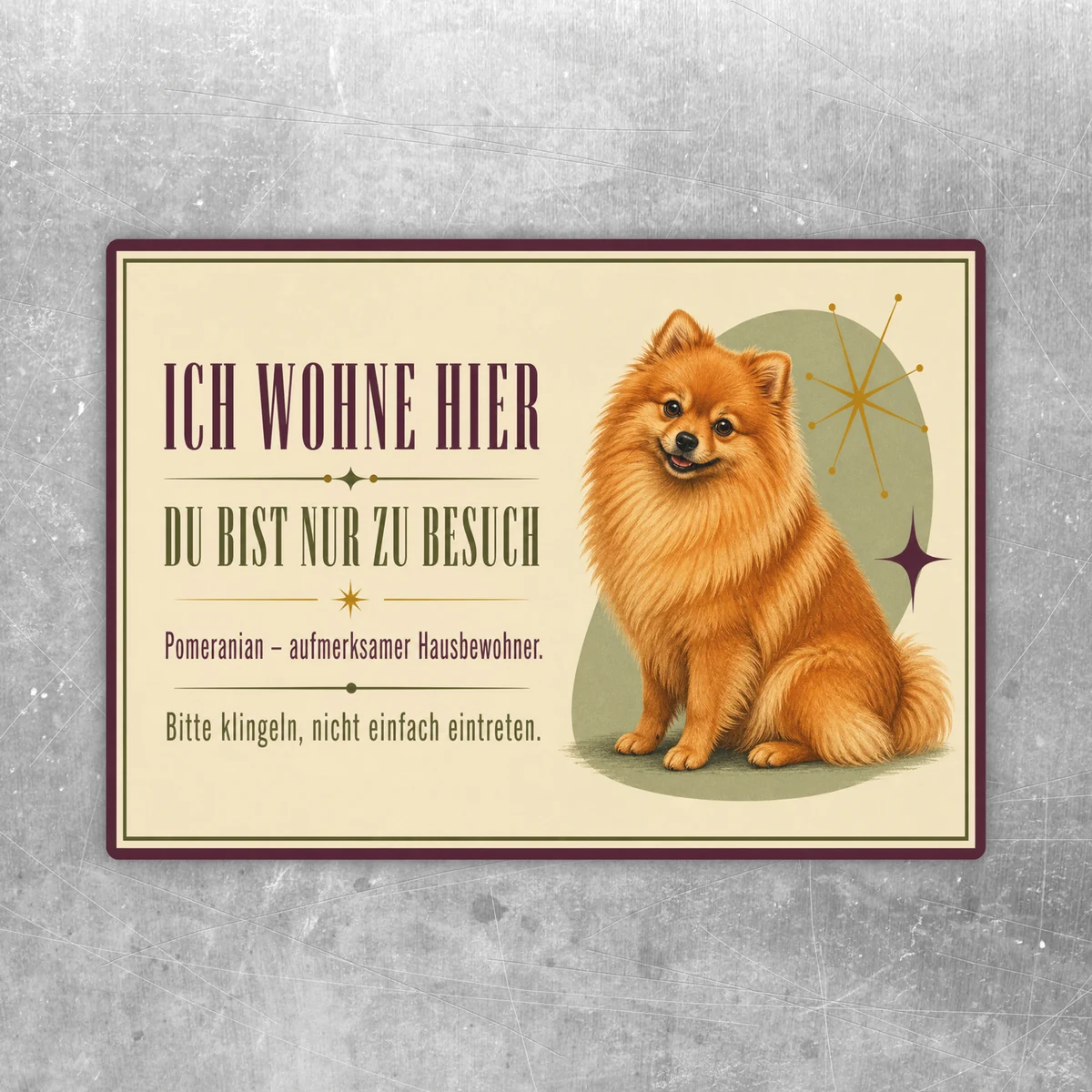 Pomeranian Aufkleber im Querformat mit Text „Ich wohne hier“ und orangebraunem Hund auf cremefarbenem Hintergrund.
