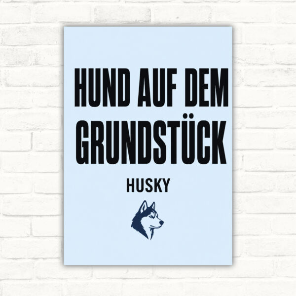 Hundeschild mit Husky-Motiv und Wortlaut „Achtung! Hund auf dem Grundstück.“ als bedrucktes Warnschild.