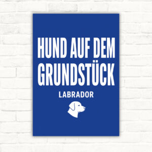 Hochformatiges Hund auf dem Grundstück Schild mit Wortlaut „Vorsicht!“ und Labrador hinter Zaun als Warnhinweis.
