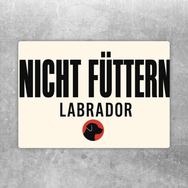 Querformatiger Aufkleber mit Labrador-Silhouette, Napf-Symbol und Text Bitte nicht ungefragt füttern in Grün und Schwarz.