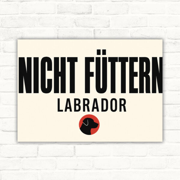 Hundeschild mit Labrador-Silhouette und Wortlaut „Bitte nicht ungefragt füttern“ als robustes Querformat-Schild.
