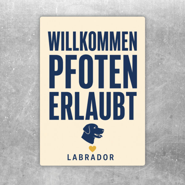 Aufkleber Willkommen Pfoten erlaubt mit hellem Hund, Pfotenabdrücken, Pflanzen und türkis-beigem Hintergrund.