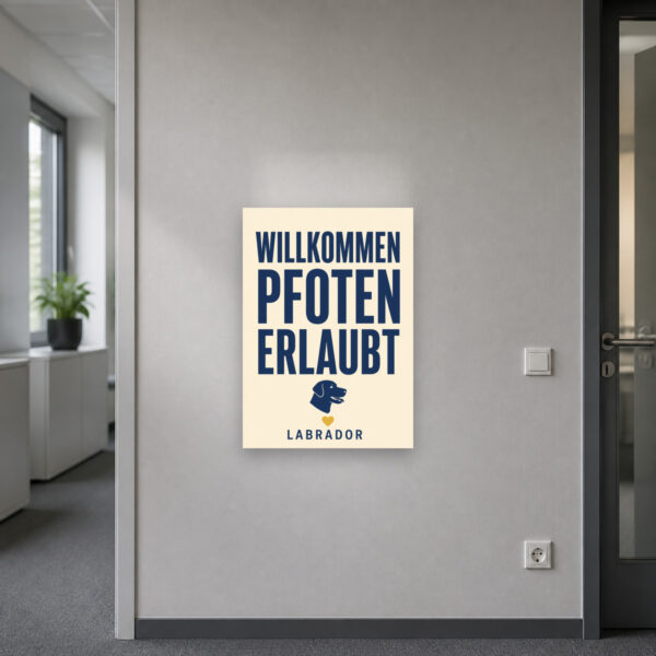 KI-generiertes Anwendungsbeispiel: Labrador-Motiv auf einem Hundeschild mit „Willkommen! Pfoten erlaubt.“ am freundlichen Hauseingang.