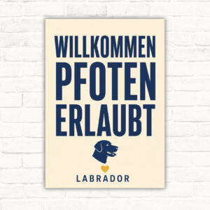 Labrador-Hund auf einem Hundeschild mit dem Text „Willkommen! Pfoten erlaubt.“ im Hochformat.