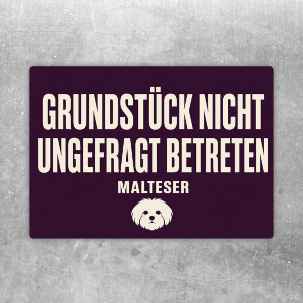 Aufkleber mit Text Vorsicht! Grundstück bitte nicht ungefragt betreten, Hundemotiv in Beige, Grün und Schwarz.
