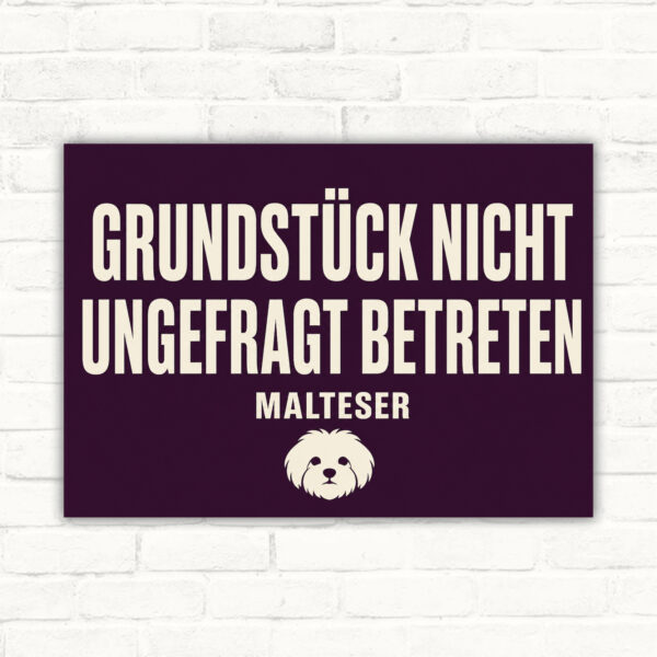 Hundeschild mit Text „Vorsicht! Grundstück bitte nicht ungefragt betreten.“ und Hundemotiv im Querformat.