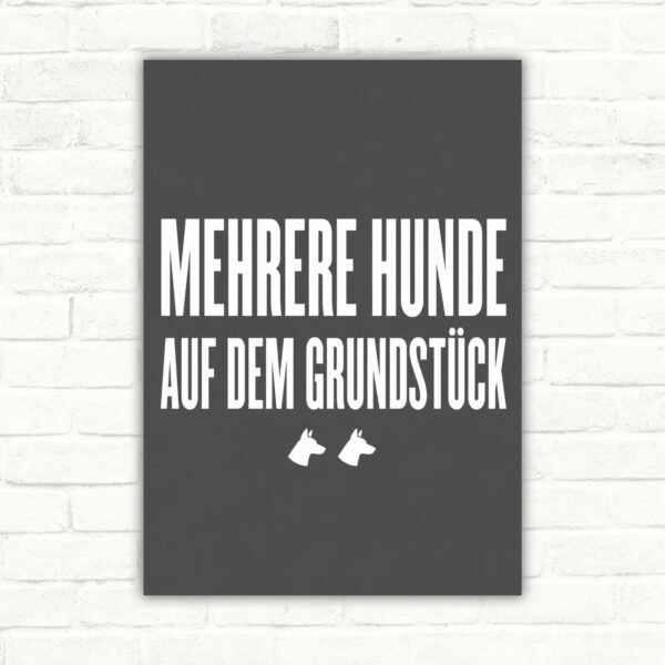 Warnung Hunde Schild – Mehrere Hunde auf dem Grundstück mit gut lesbarem Motiv und klarer Beschriftung als bedrucktes Schild aus Aluminium-Verbundplatte.