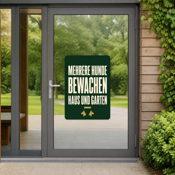 KI-generiertes Anwendungsbeispiel: Aufkleber Vorsicht mehrere Hunde am Gartentor mit Haus-und-Garten-Motiv.