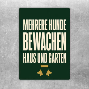 Aufkleber mit Text Vorsicht Mehrere Hunde bewachen Haus und Garten, Hunde hinter Zaun vor Hausmotiv.