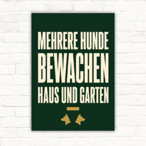 Hundeschild mit Text „Vorsicht! Mehrere Hunde bewachen Haus und Garten.“ und vier Hunden hinter einem Zaun.