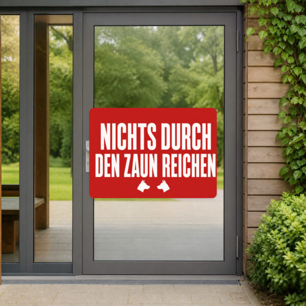 KI-generiertes Anwendungsbeispiel: Hundeaufkleber Achtung bitte nichts durch den Zaun reichen an Metallzaun.