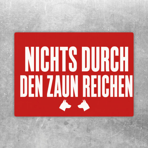 Aufkleber mit Achtung-Schriftzug, Hunden hinter Zaun und Hinweis: Bitte nichts durch den Zaun reichen.
