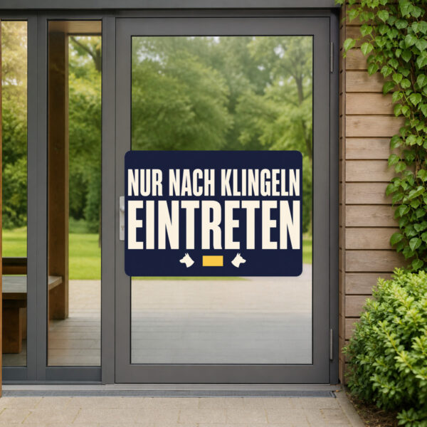 KI-generiertes Anwendungsbeispiel: Hundeaufkleber mit drei Hunden und Klingelhinweis an grauer Wand im Querformat.