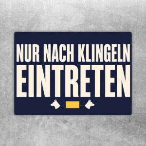 Aufkleber mit drei Hunden hinter Tor und Text Warnung, bitte nur nach Klingeln eintreten, im Querformat.