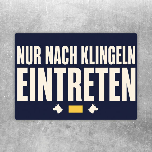 Aufkleber mit drei Hunden hinter Tor und Text Warnung, bitte nur nach Klingeln eintreten, im Querformat.