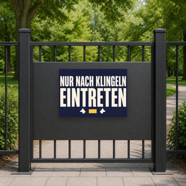 KI-generiertes Anwendungsbeispiel: Hundeschild „Warnung! Bitte nur nach Klingeln eintreten“ an einer weißen Wand.