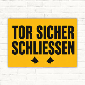 Hundeschild im Querformat mit Text „Vorsicht! Tor bitte immer sicher schließen“ und mehreren Hunden hinter einem Tor.