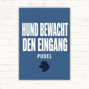 Vorsicht Hund bewacht den Eingang Schild mit Pudel-Motiv und gut lesbarem Hinweis für Haustür, Tor oder Grundstück.