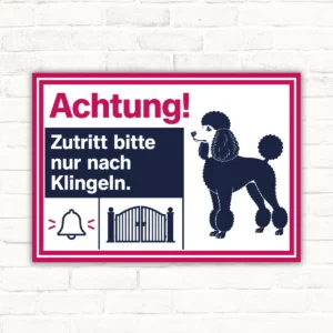 Hundeschild mit Pudel und Wortlaut „Achtung! Zutritt bitte nur nach Klingeln.“ als querformatiges Hinweisschild.