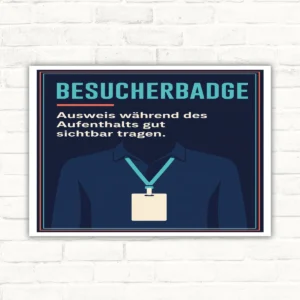 Besucherbadge Schild mit Text „Ausweis während des Aufenthalts gut sichtbar tragen“ und Person mit Badge auf dunklem Grund.