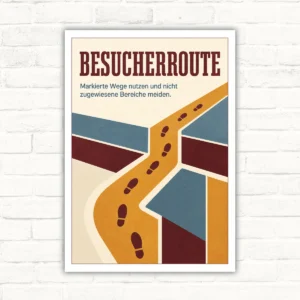 Besucherrouten Schild mit Text „Markierte Wege nutzen und nicht zugewiesene Bereiche meiden“ und grafischem Wegmotiv.