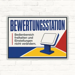 Bewertungsstation Schild mit Text „Bedienbereich freihalten und Einstellungen nicht verändern“ und Terminal-Grafik.