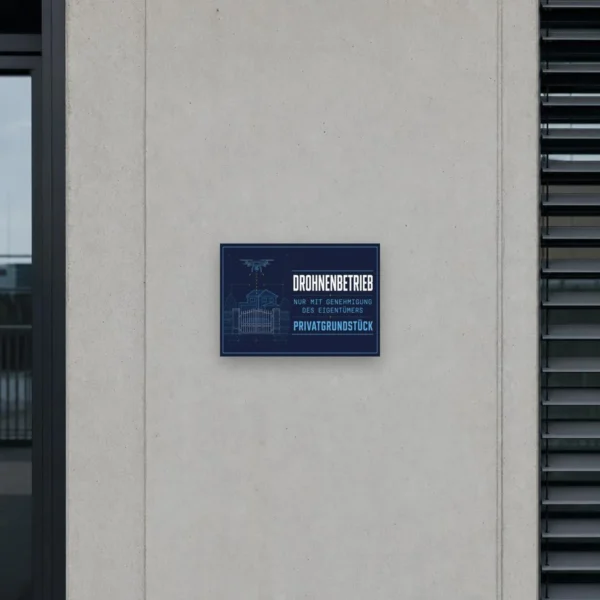KI-generiertes Anwendungsbeispiel: Drohnenbetrieb nur mit Genehmigung Schild im Querformat an heller Ziegelwand montiert.