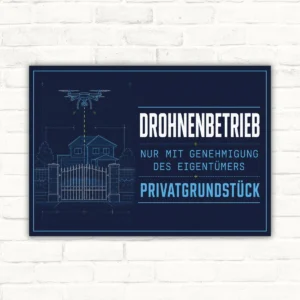 Dunkelblaues Schild mit Text „Drohnenbetrieb nur mit Genehmigung des Eigentümers Privatgrundstück“ und Drohne über Haus.