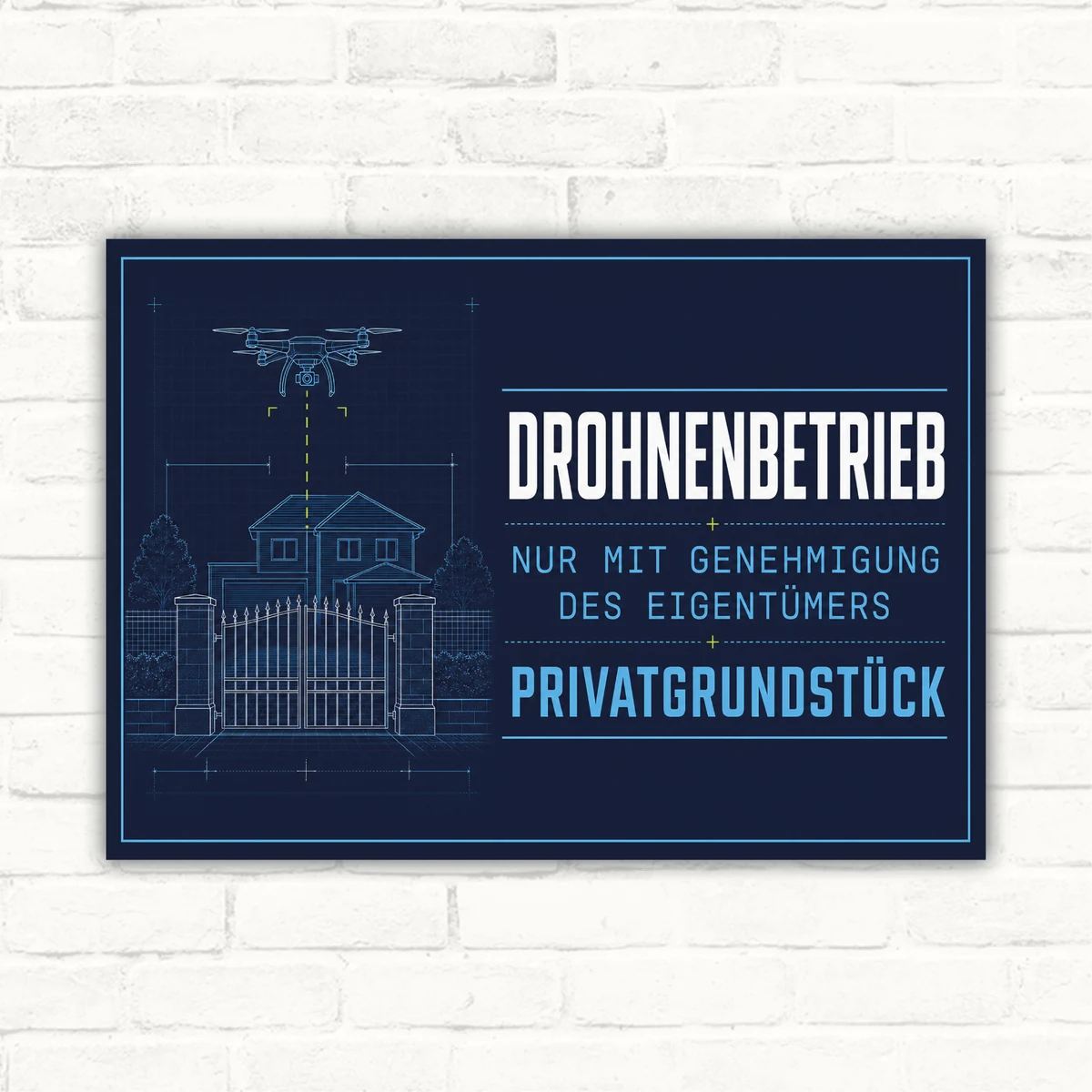 Dunkelblaues Schild mit Text „Drohnenbetrieb nur mit Genehmigung des Eigentümers Privatgrundstück“ und Drohne über Haus.
