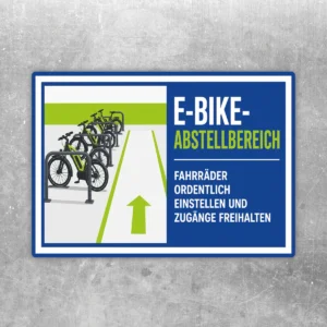 E-Bike-Abstellbereich Aufkleber im Querformat mit Fahrrädern, grünem Pfeil und Hinweis zum Freihalten von Zugängen.
